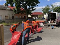 Instalacja rękawa termoutwardzalnego, Pracownicy Spółki układają rękaw celem ułożenia go w odpowiednim miejscu